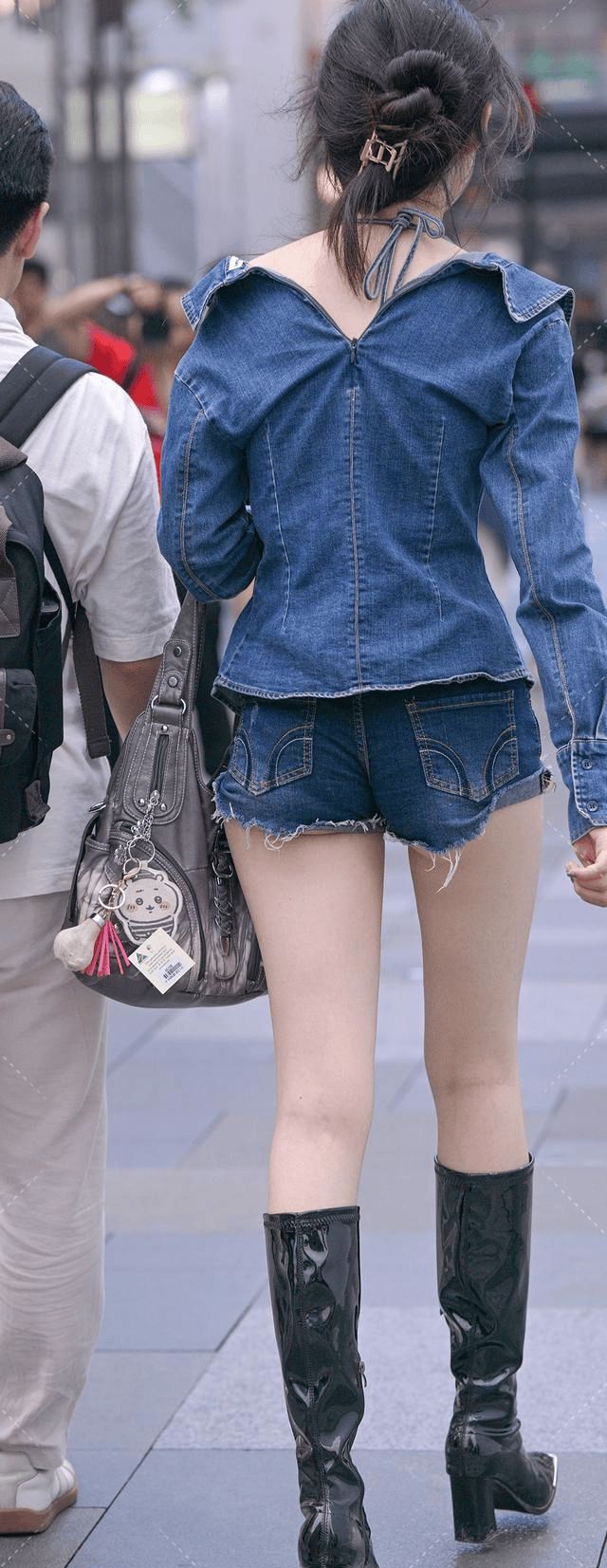 黑色皮靴 牛仔短裤风尚OG真人霸气与柔美(图5)