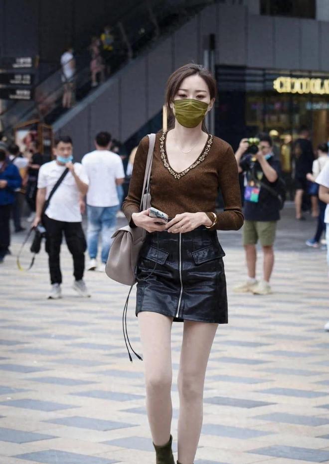 短靴时尚性感御姐魅力无敌！OG真人穿V领衫搭配皮裙(图1)