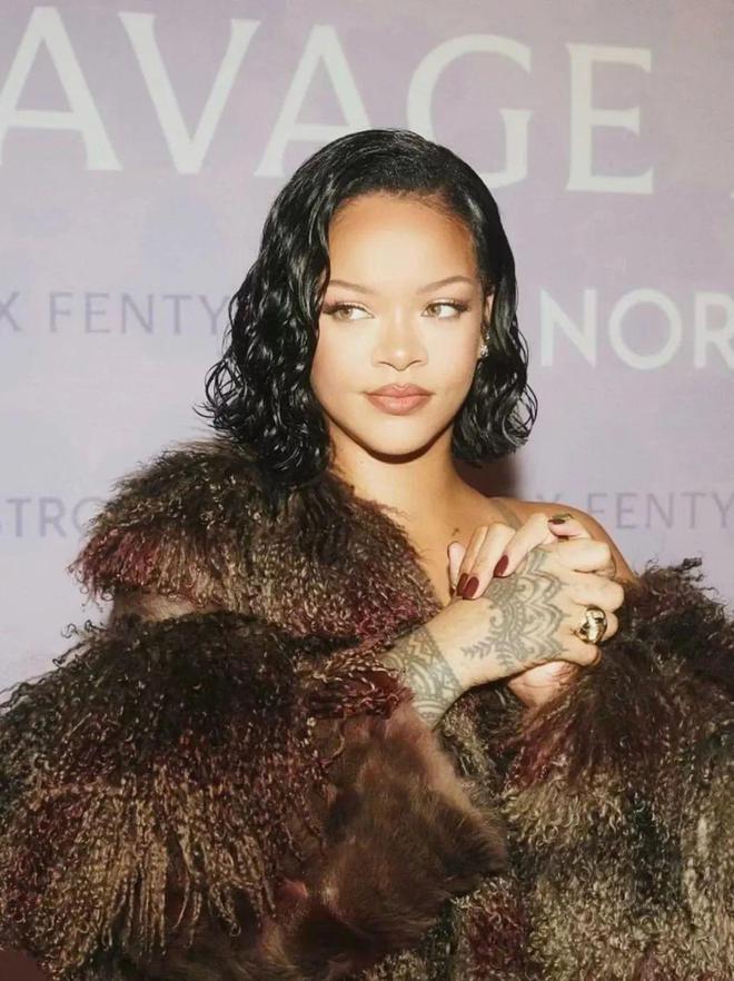 Rihanna、NewJeans联名款释出OG网站Lisa、王嘉尔加持LV潮鞋出圈！(图6)